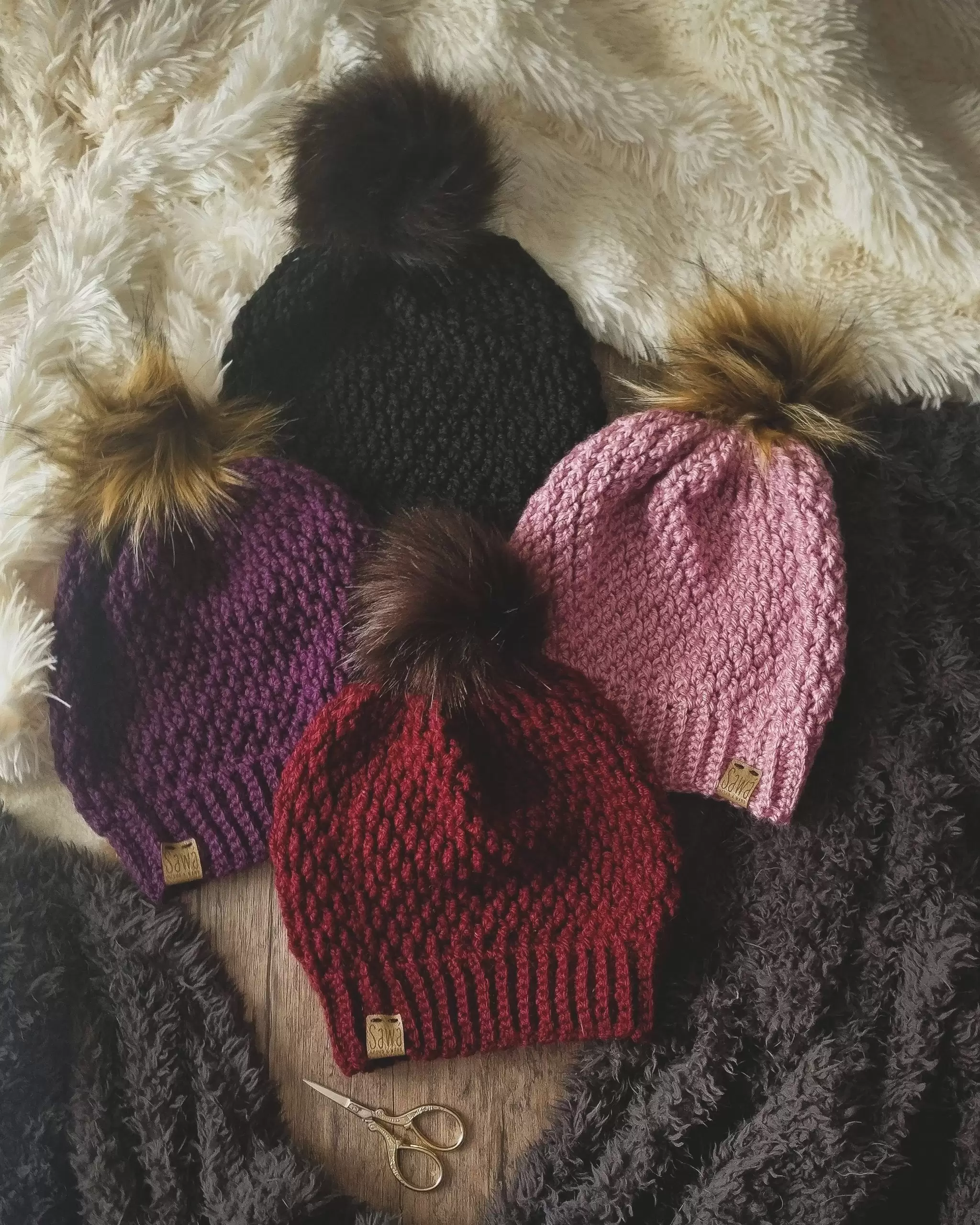 Gorro tejido en una mezcla de lana de oveja con acrílico importado, con una leve caída, tejido a mano con pompón peludo sintético