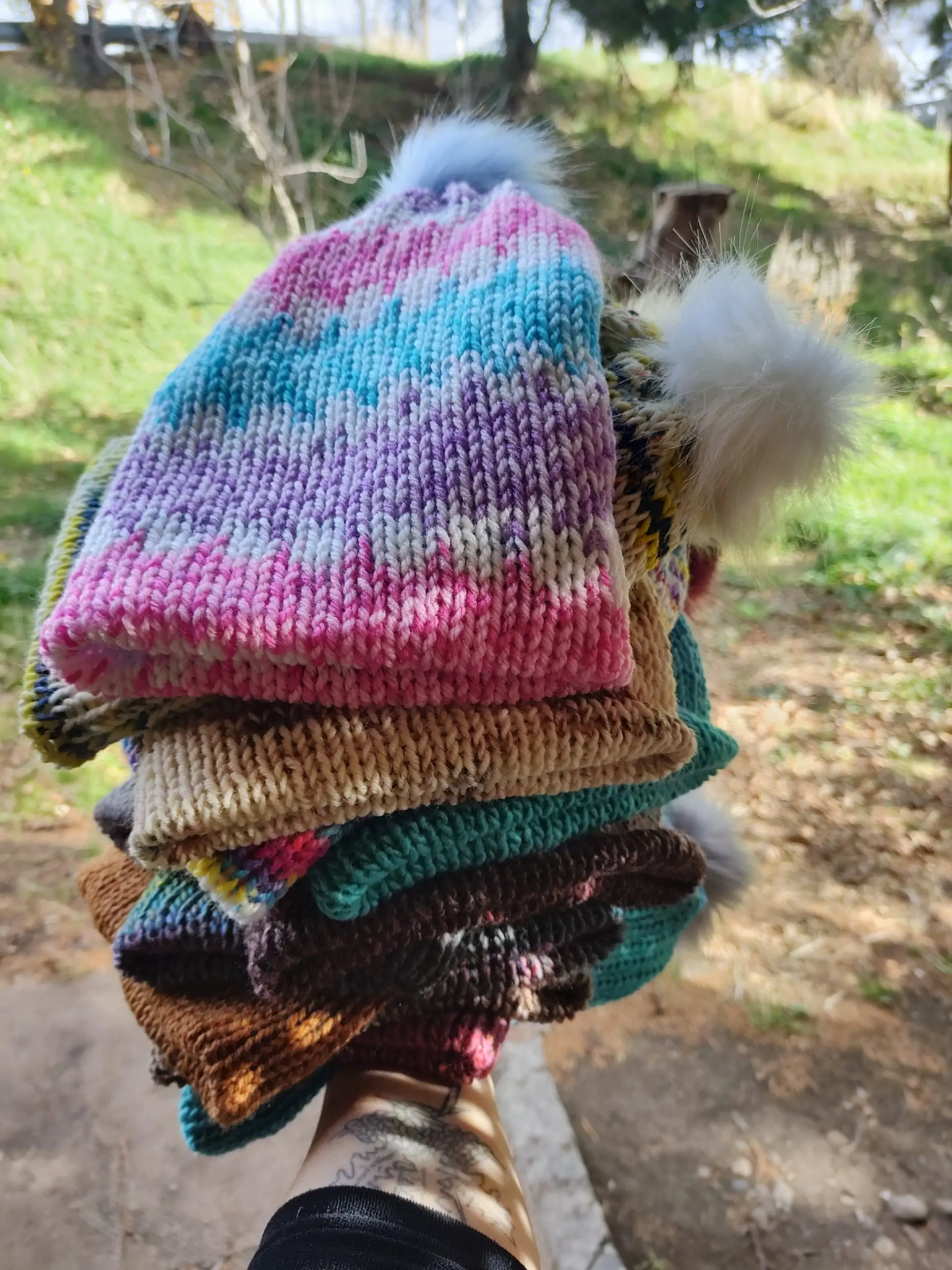 Gorros tejidos con lana hipoalergenica, todos son doble capa e incluyen pompon