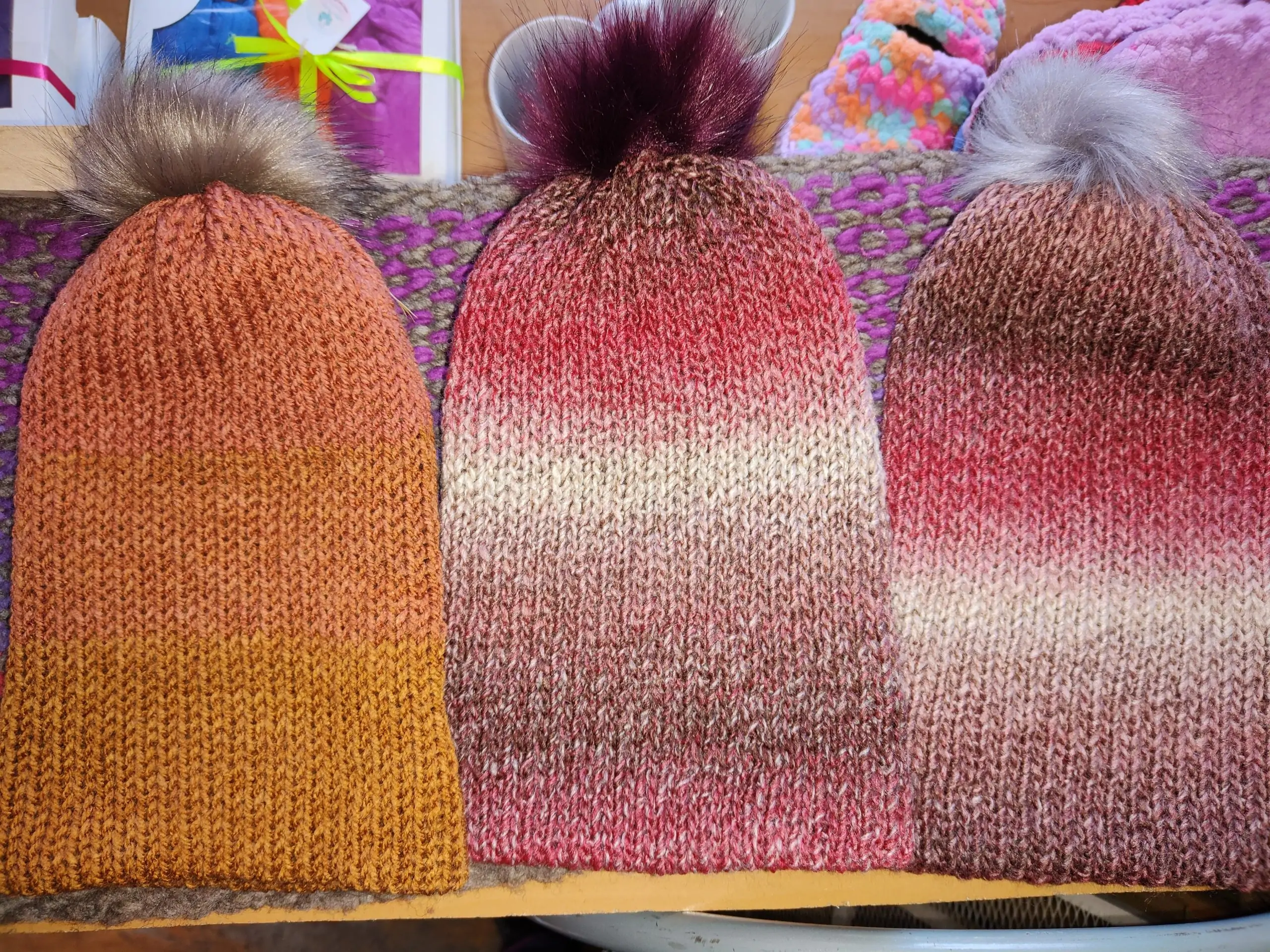 Gorros tejidos con lana hipoalergenica, todos son doble capa e incluyen pompon - Imagen 3