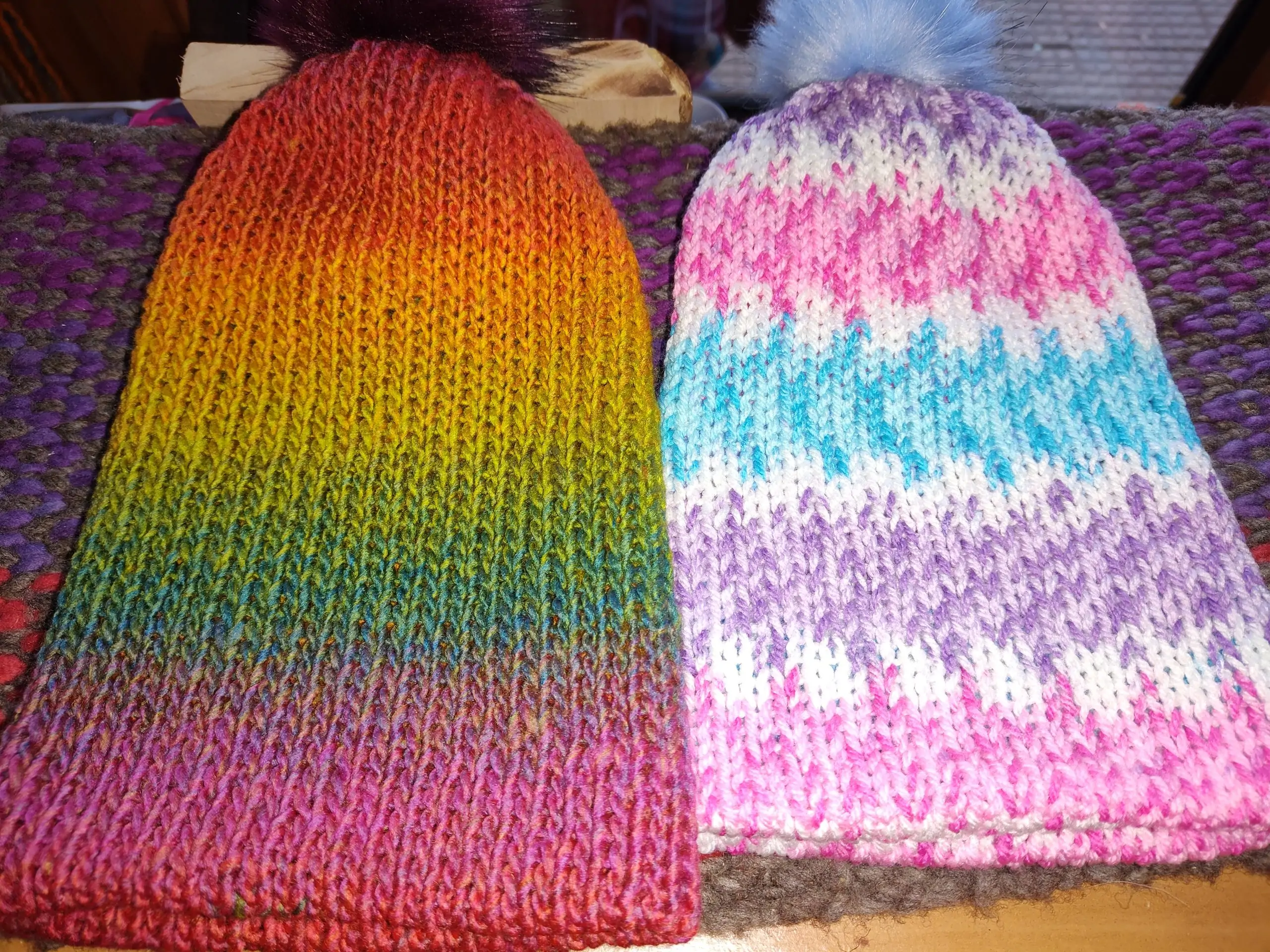 Gorros tejidos con lana hipoalergenica, todos son doble capa e incluyen pompon - Imagen 2