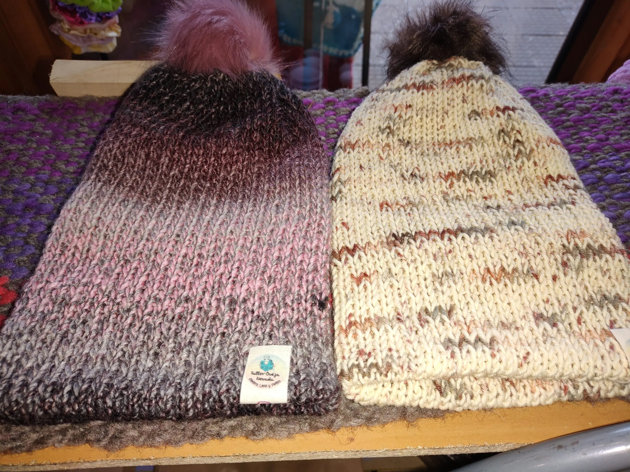 Gorros tejidos con lana hipoalergenica, todos son doble capa e incluyen pompon - Imagen 4