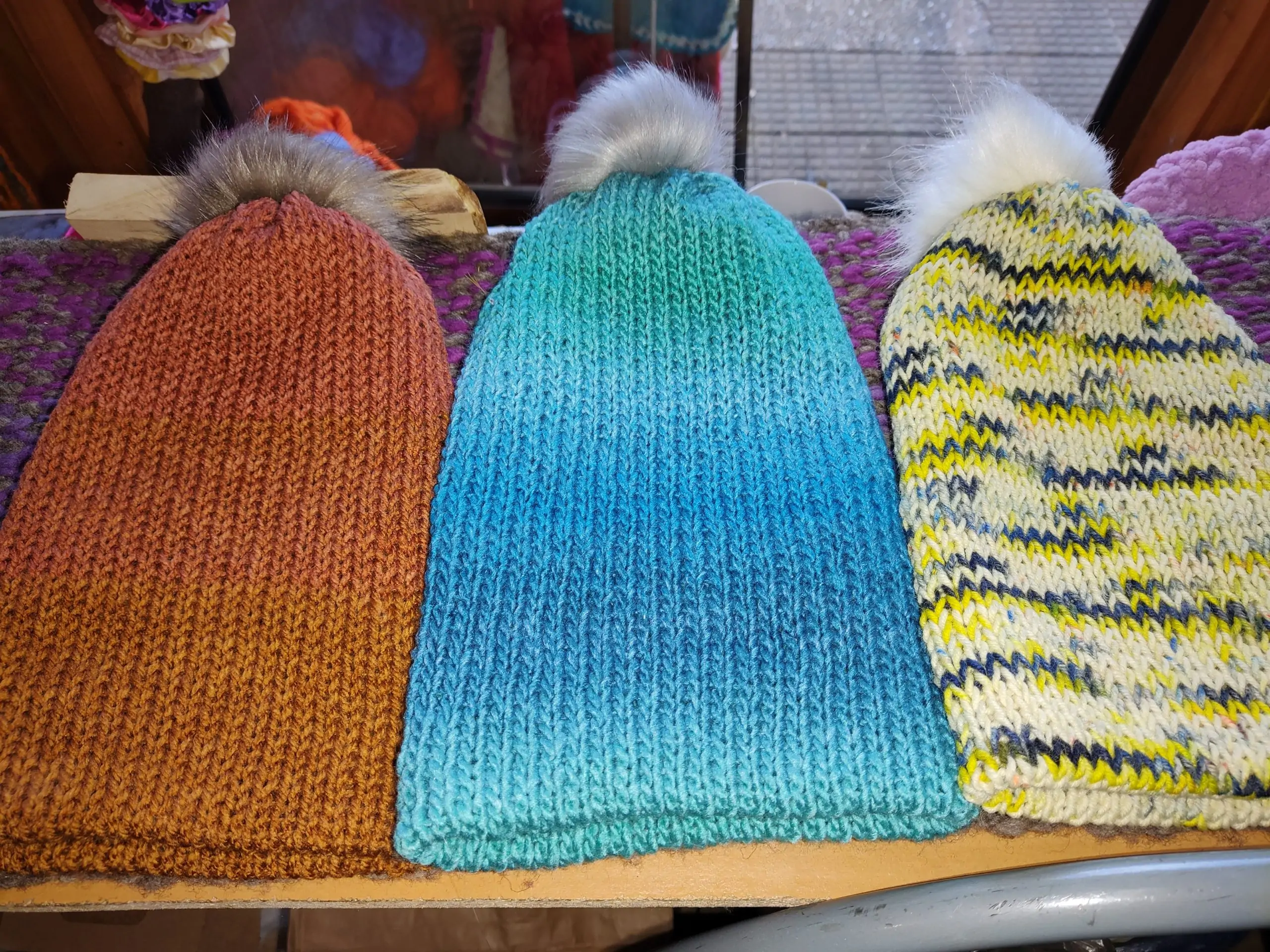 Gorros tejidos con lana hipoalergenica, todos son doble capa e incluyen pompon - Imagen 5