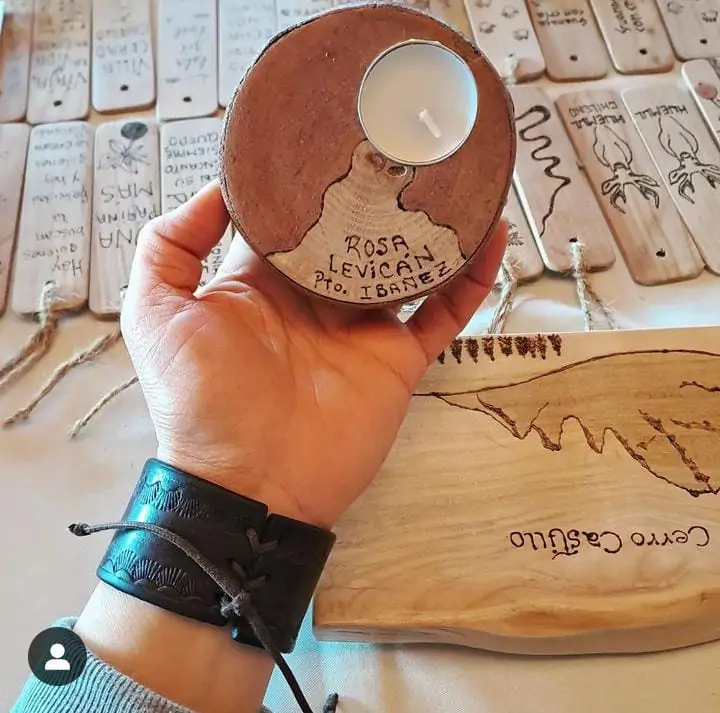 Candelabro de madera pirograbados y pintados a mano